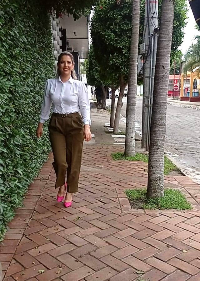 Marcela caminando por la calle